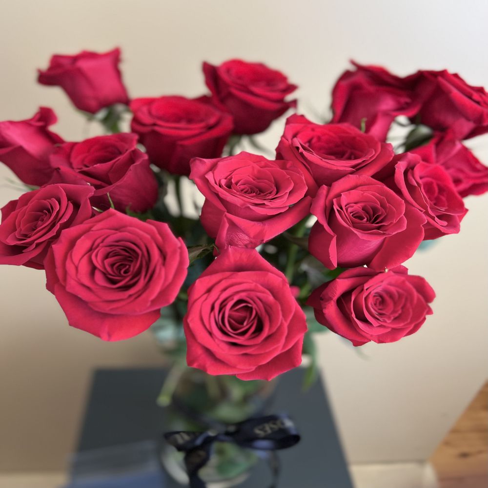 VALENTINE´S DAY RED ROSES BOUQUET & CHOCOLATE