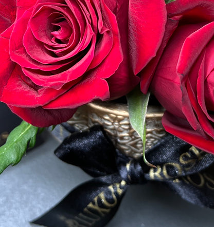 FRESH RED ROSES ROUND